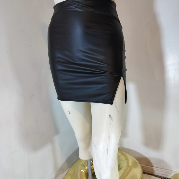& Other Stories Sleek Black Mini Skirt - Picture 2 of 7
